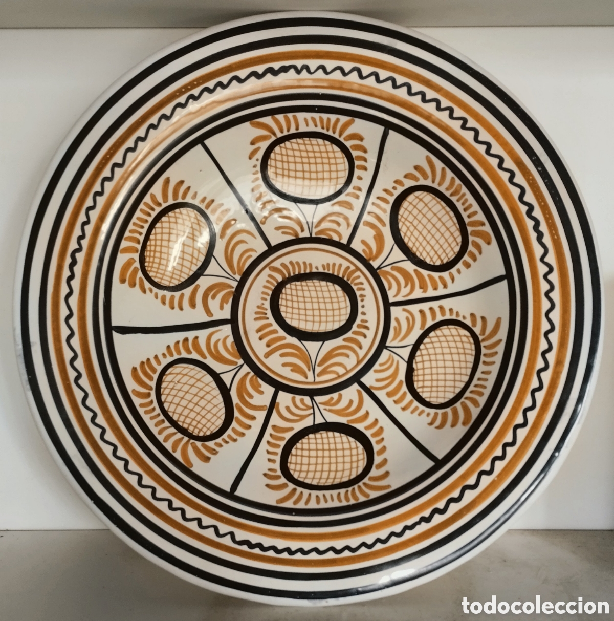 D'Occasion: PLATO DE CER&Aacute;MICA vintage PINTADO A MANO en TALAVERA en BUEN ESTADO con se&ntilde;ales de uso normales
