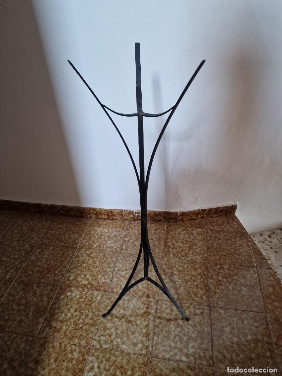 Segunda mano: Lote 2765. Macetero de metal, 87x20