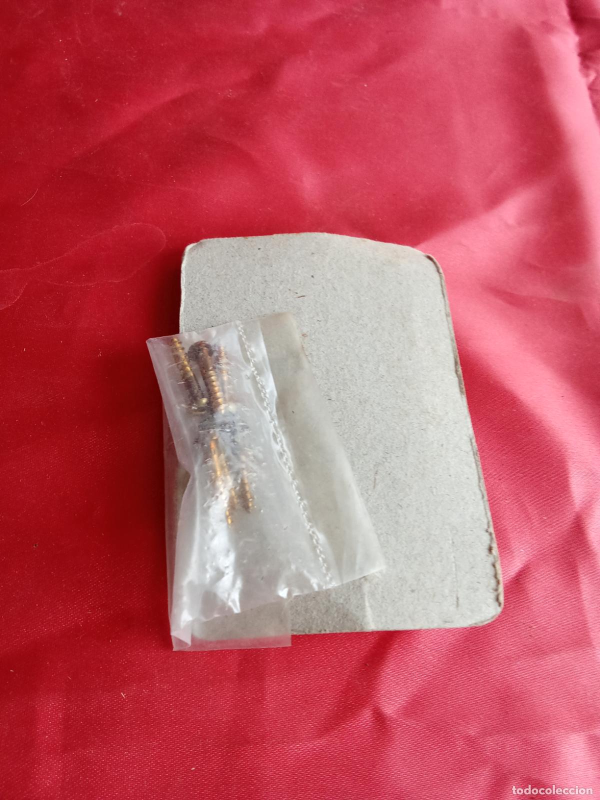 Segunda mano: Cierre de puerta o pestillo con sus tornillos. Caja Tornillos - Foto 2