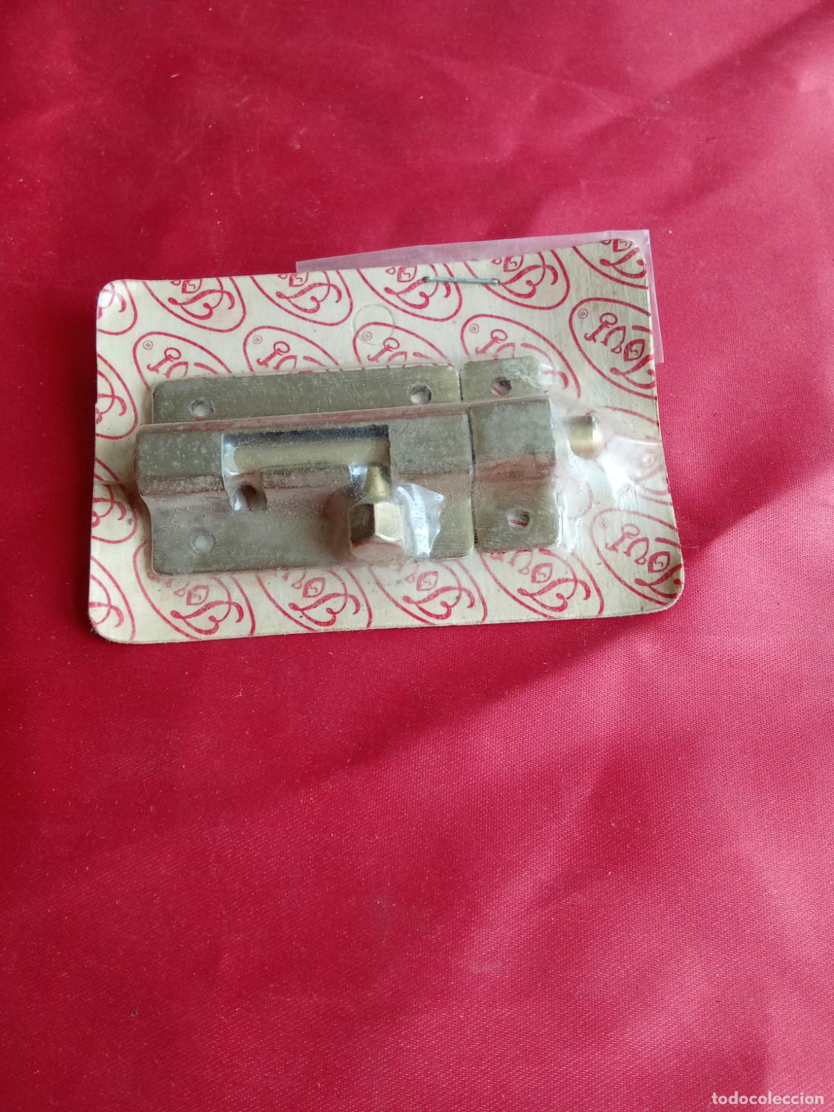 Segunda mano: Cierre de puerta o pestillo con sus tornillos. Caja Tornillos