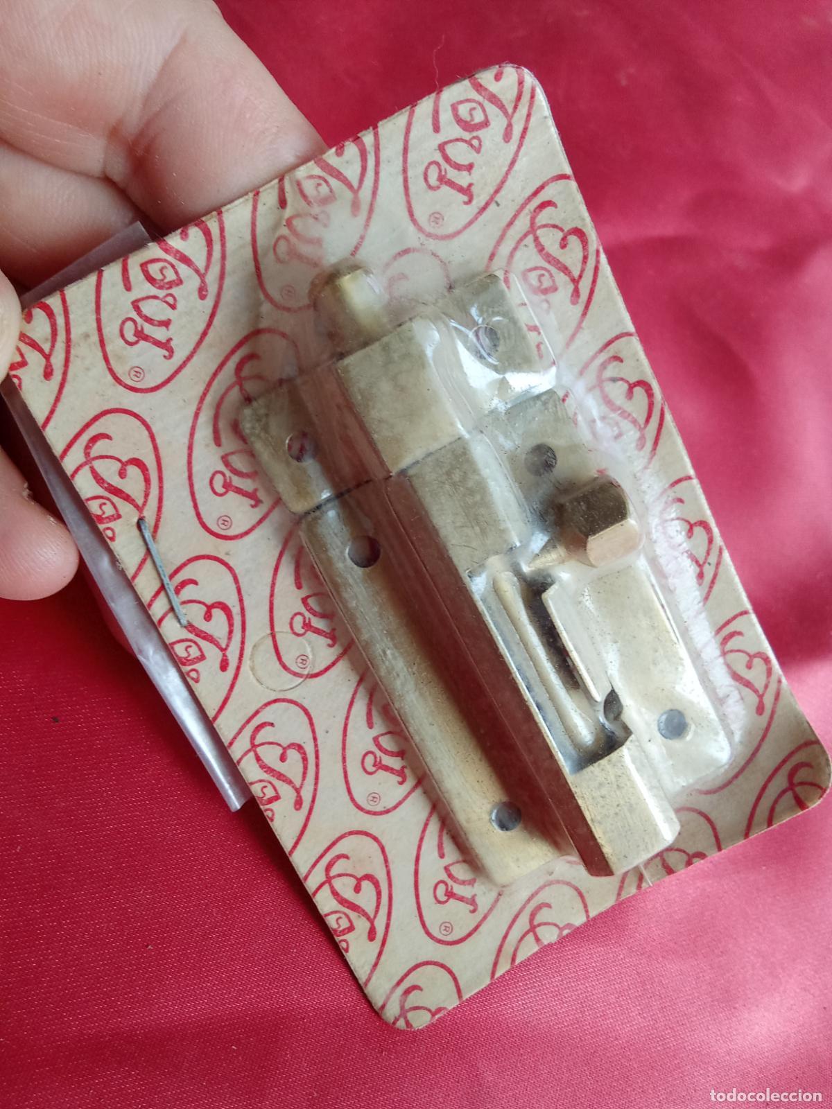 Segunda mano: Cierre de puerta o pestillo con sus tornillos. Caja Tornillos - Foto 3