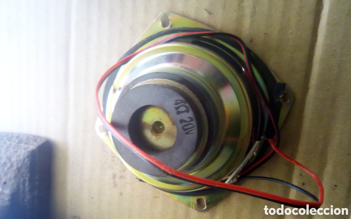 Segunda mano: Altavoz 4 ohmios 20 v. Mide 10,5 cm., membrana una parte hundida, funciona.