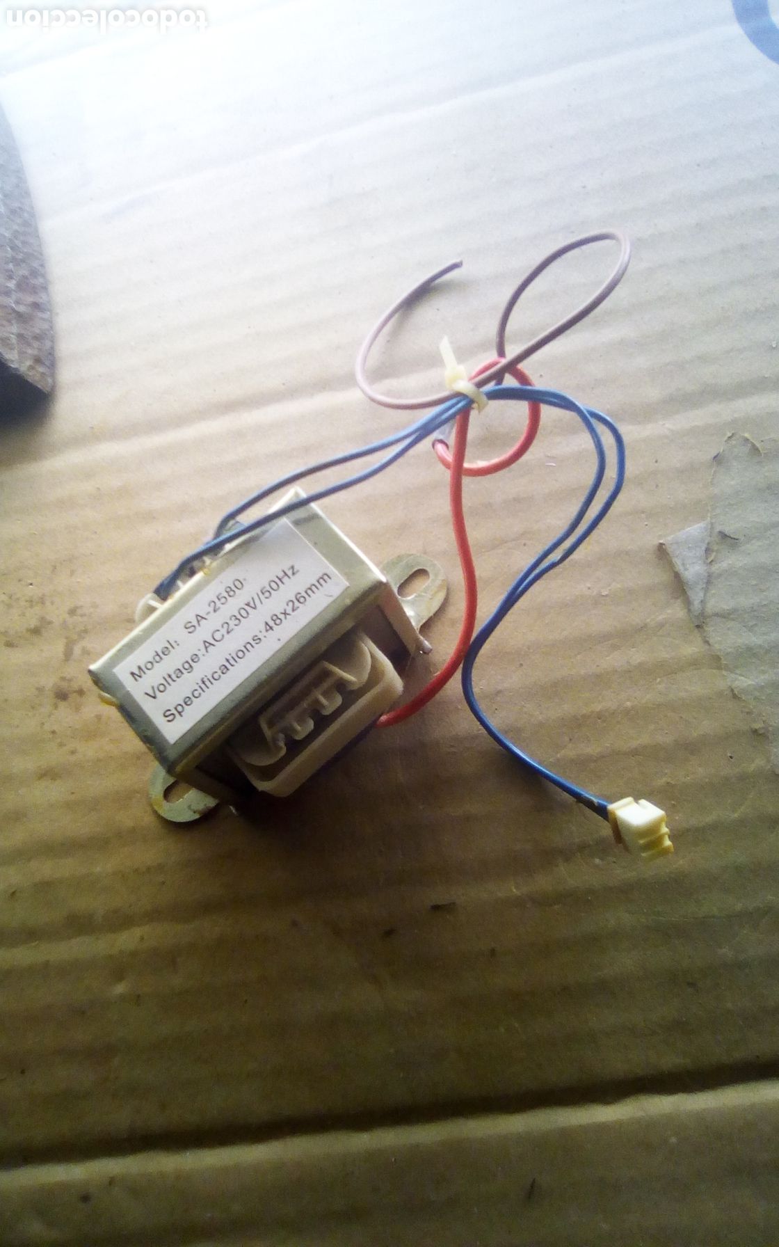 Segunda mano: Adaptador de corriente de un aparato de sonido. Model: SA-2580. Voltage: AC 230/50 Hz. Mide 48x26 mm