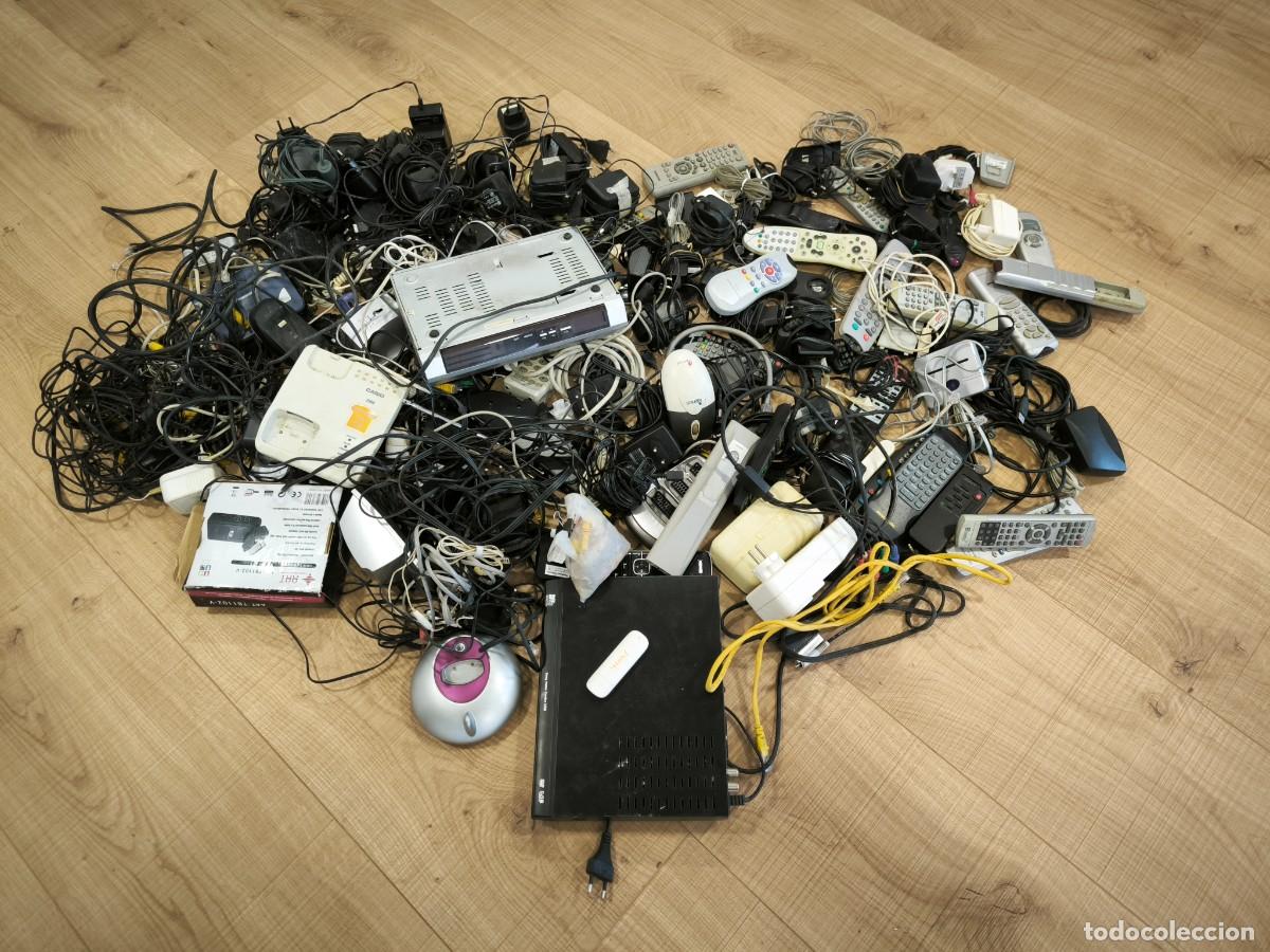 Segunda mano: Gran Lote Electr&oacute;nica Vintage: Mandos, Cables, Cargadores, Ratones, DVD, Tel&eacute;fonos... y Mucho M&aacute;s!!!