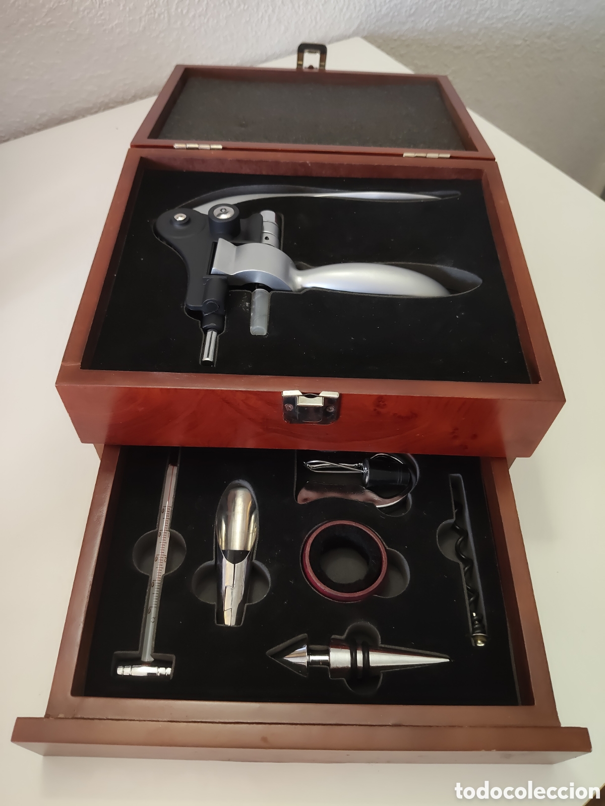 Segunda mano: Sacacorchos set de vino en caja de madera con muchos utensilios