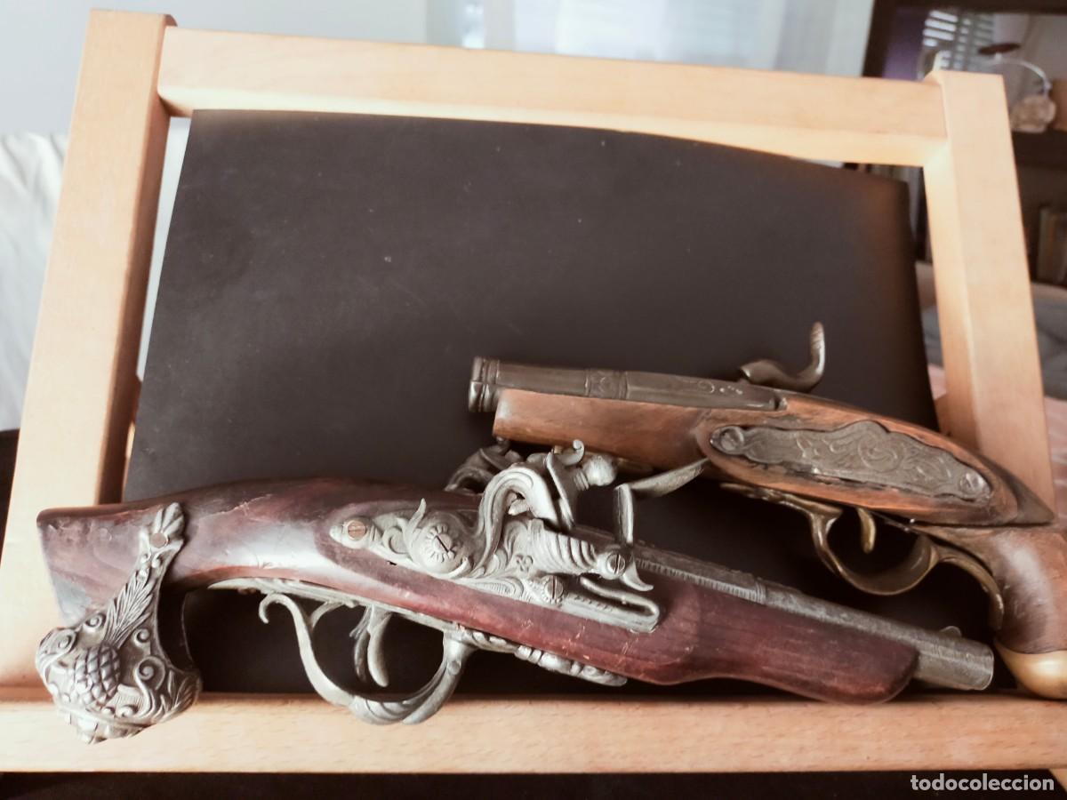 Segunda mano: LOTE R&Eacute;PLICA DE 2 PISTOLAS ANTIGUAS DE DECORACI&Oacute;N. MADERA Y METAL EN REMACHES. 1 DORADA, OTRA PLATEA