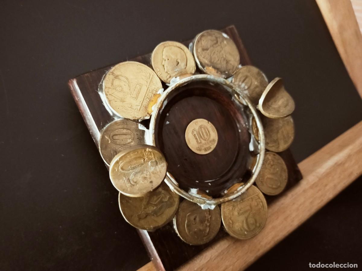 Segunda mano: CENICERO MADERA Y MONEDAS (CENTAVOS). SOPORTE REALIZADO TAMBI&Eacute;N CON MONEDAS. CIRCA A&Ntilde;OS 60