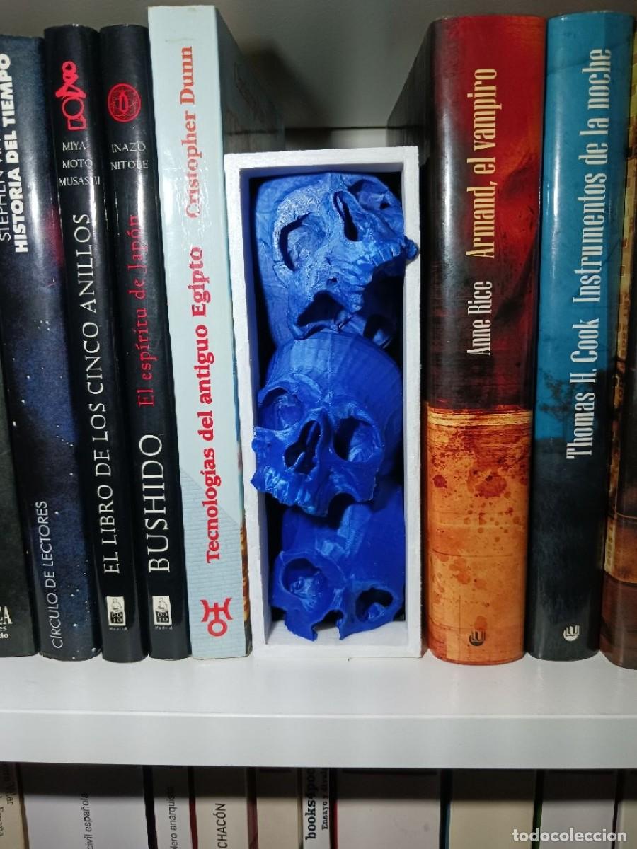 Segunda mano: Conjunto de tres calaveras decorativas con un llamativo color azul