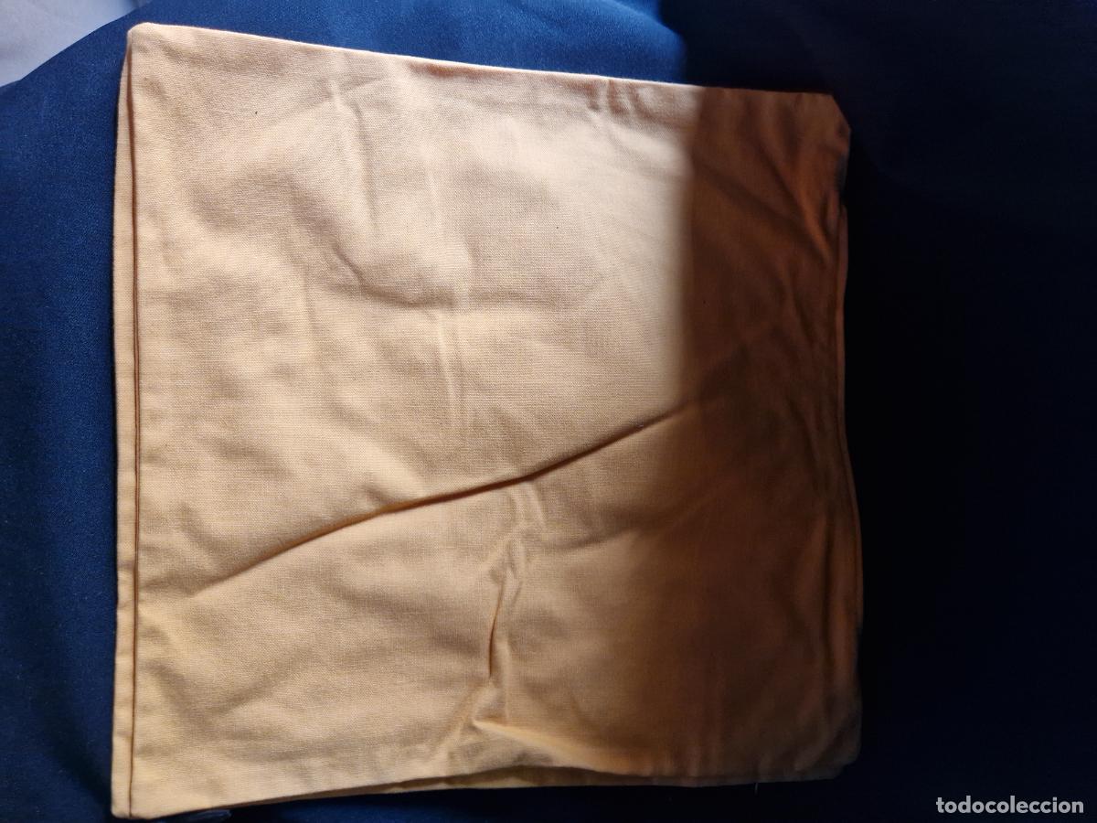 Segunda mano: 2 BONITAS FUNDAS. COLOR MOSTAZA. MEDIDA 40*40