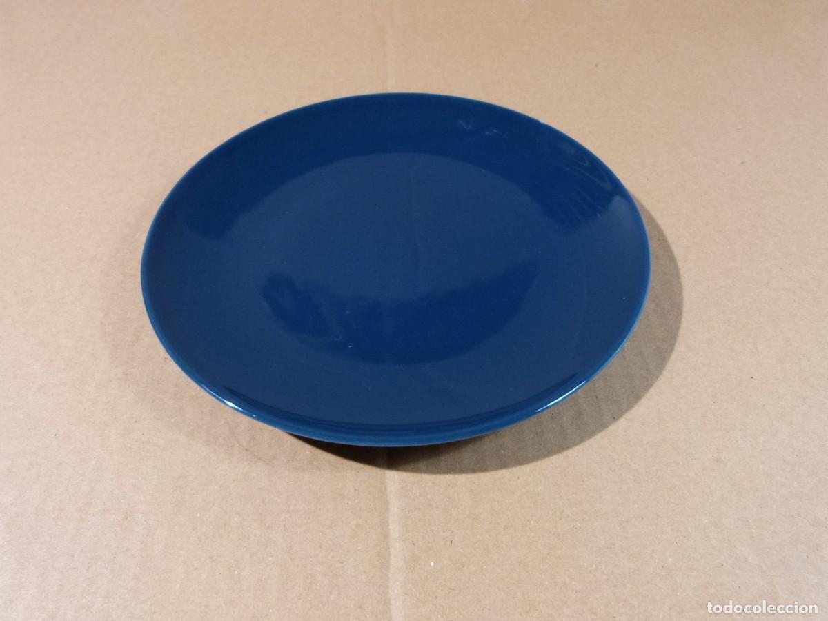 Segunda mano: Plato llano IKEA model Fargrik azul diametro 21 centimetros