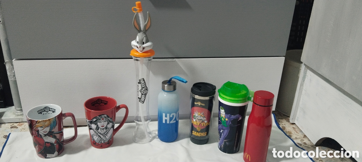 Segunda mano: Lote tazas y botellas Parque Warner - Foto 1