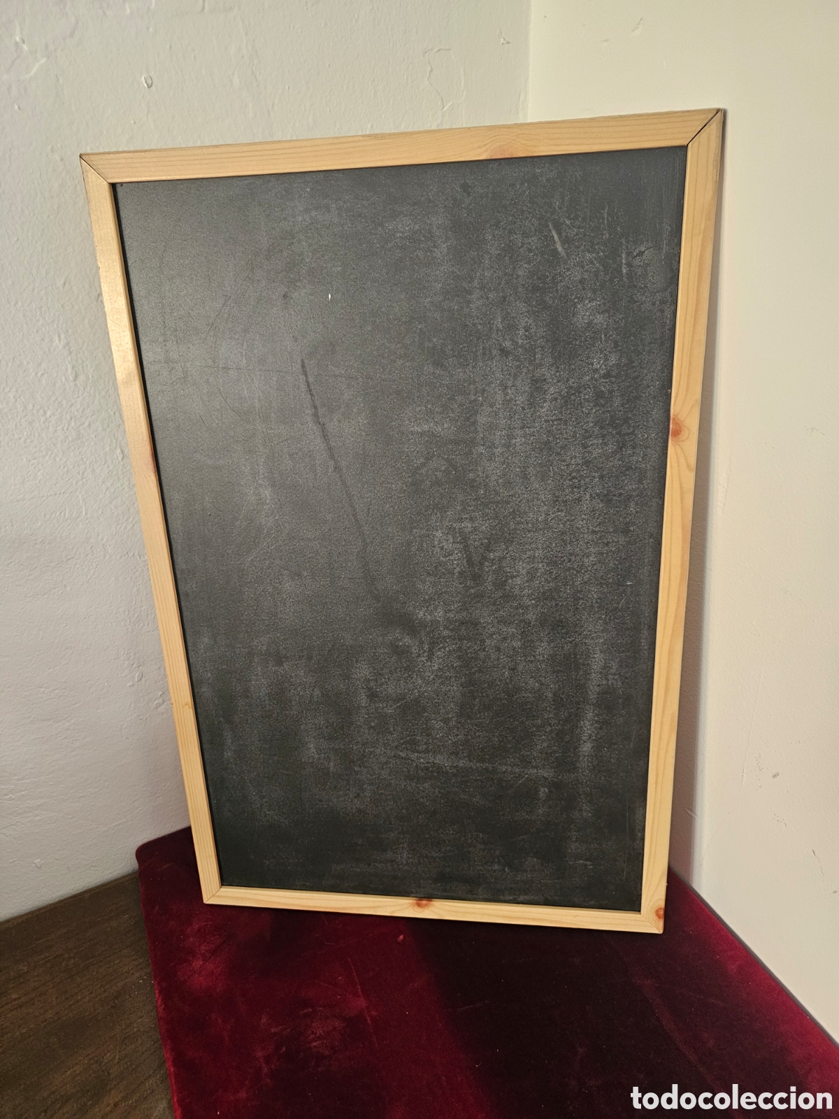 Segunda mano: pizarra rectangular cl&aacute;sica con marco de madera clara.