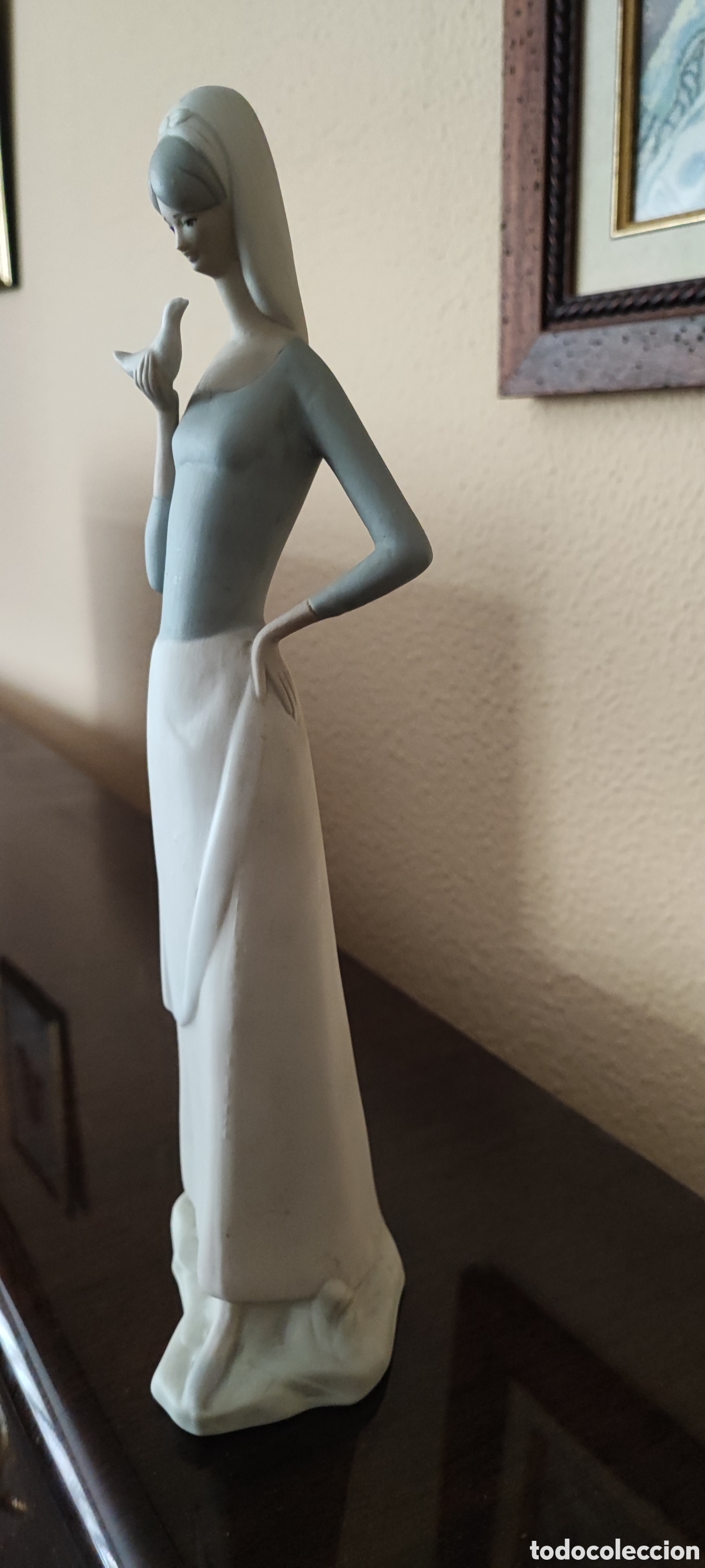 Segunda mano: Figura decorativa de porcelana de mujer con paloma