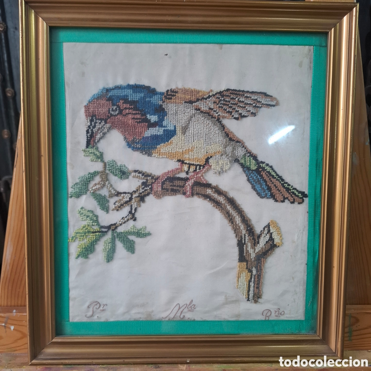Segunda mano: Cuadro pajaro bordado a mano. Punto de cruz o petipua - petit pois. Muy antiguo y colorido. 33x30
