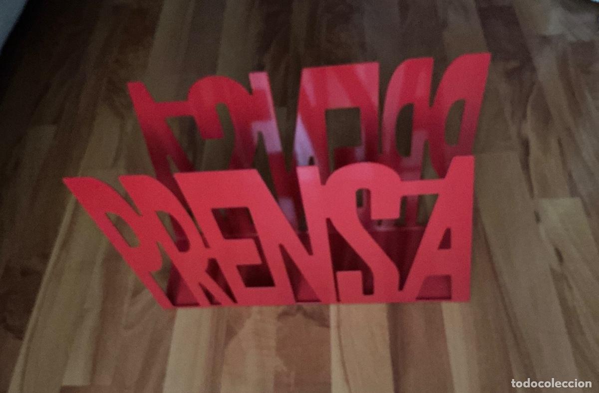 Segunda mano: Revistero de metal rojo. - Foto 5