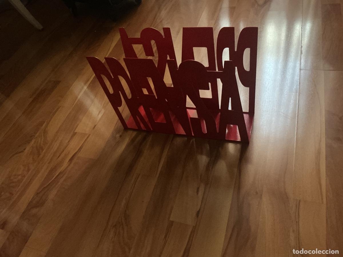 Segunda mano: Revistero de metal rojo. - Foto 6