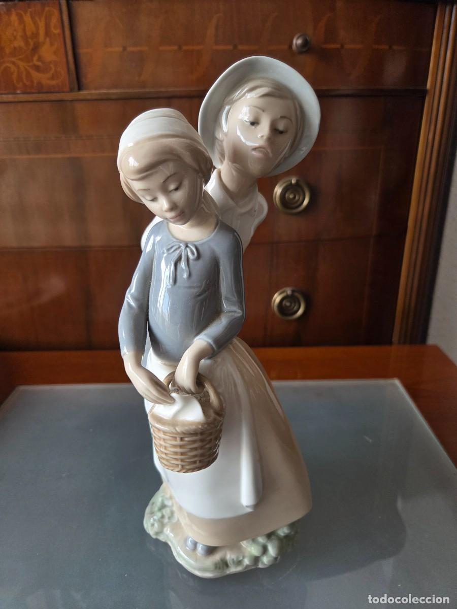 Segunda mano: Figura de porcelana Nao de Lladr&oacute;, una de ellas sosteniendo una cesta