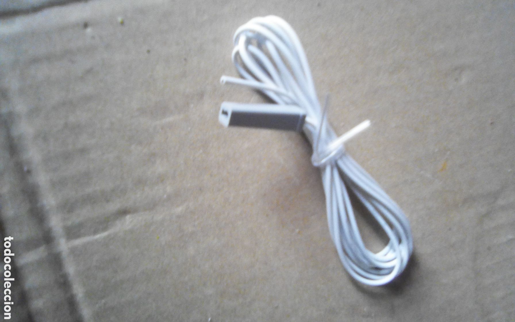 Segunda mano: Cable blanco antena radio port&aacute;til, para aparatos electr&oacute;nicos.