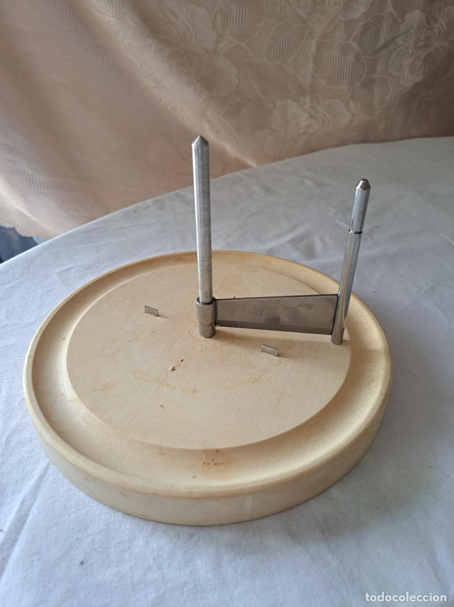 Segunda mano: Girolle,de madera utensilio de cocina dise&ntilde;ado para cortar queso en forma de rosetas o virutas.22 cm