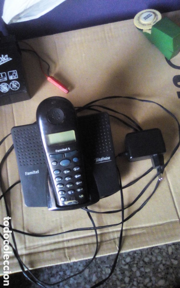 Segunda mano: Tel&eacute;fono inal&aacute;mbrico Famitel S. Telef&oacute;nica CCT - Siemens. Con su base y su cargador. A&ntilde;o 2001.