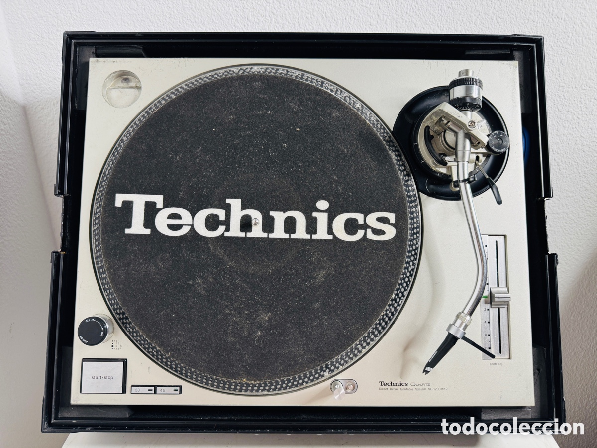 Segunda mano: Technics SL 1200 MK2 Direct Drive Turntable Sin Aguja Con Maleta R&iacute;gida
