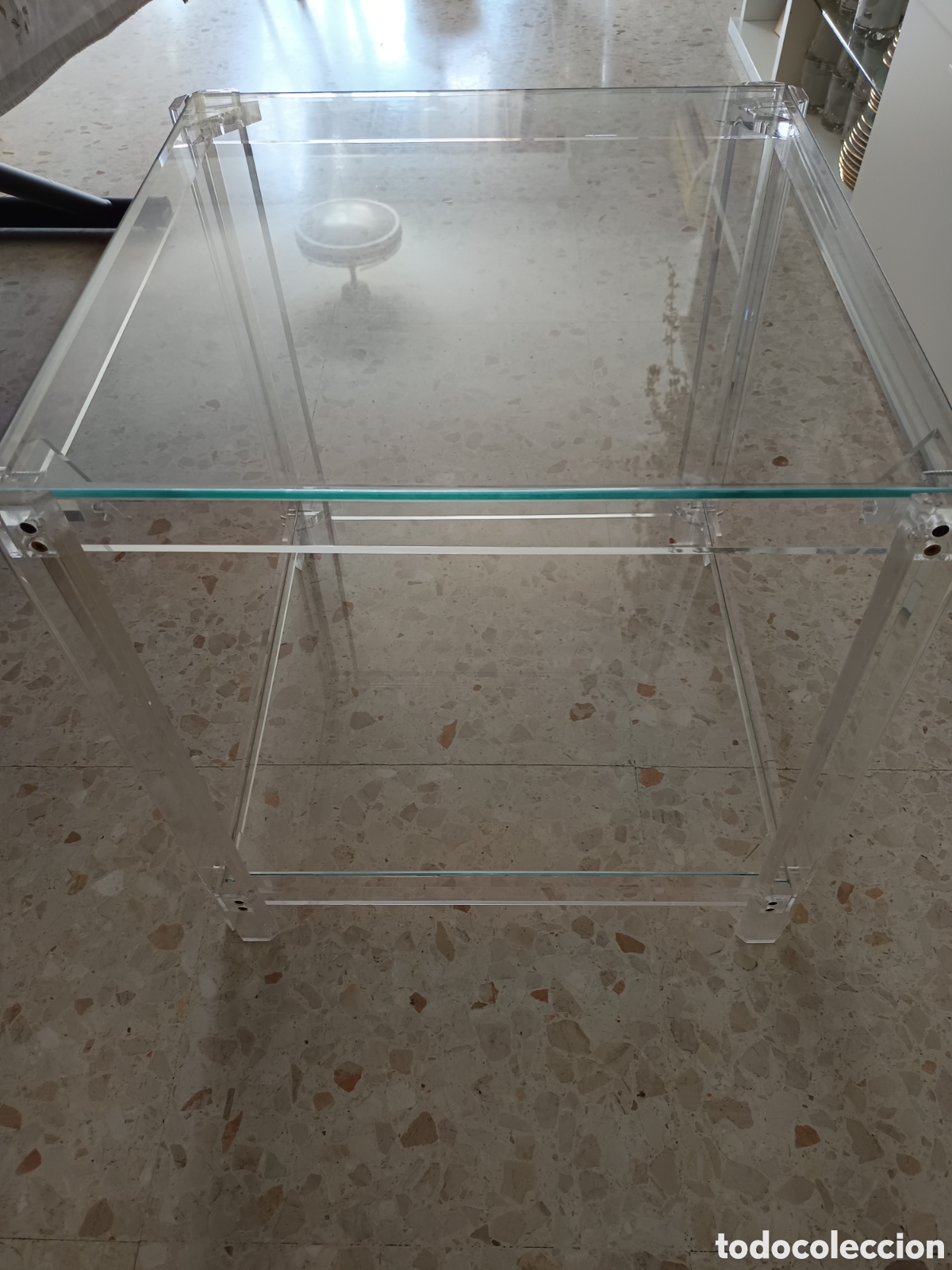 Segunda mano: Elegante mesa auxilar de metacrilato y cristal
