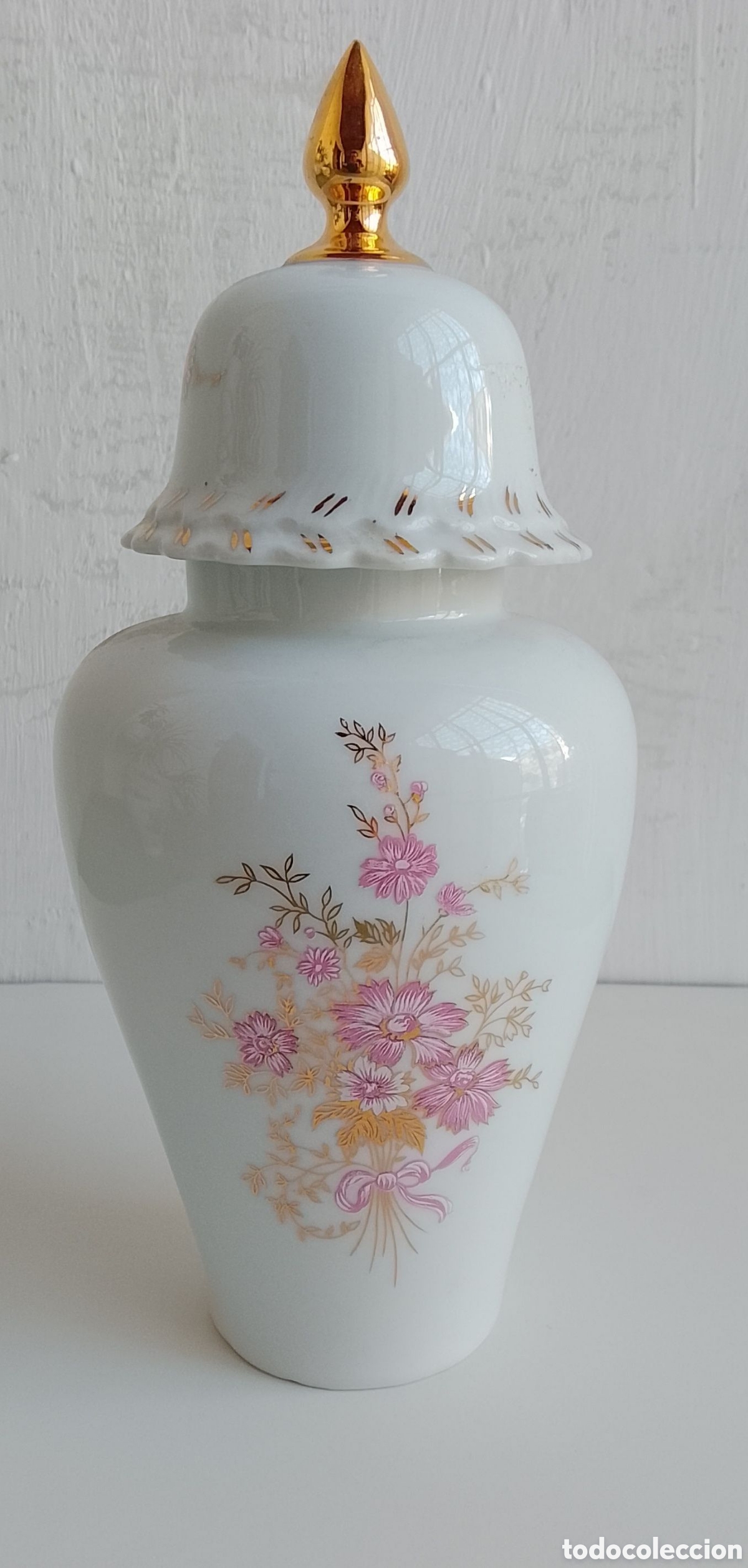 Segunda mano: Tibor de porcelana con flores.