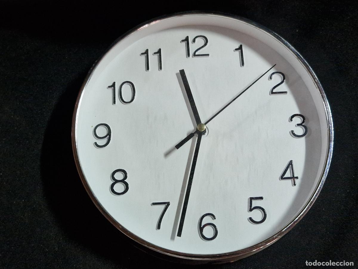 Segunda mano: BONITO RELOJ DE PARED DE PILAS.