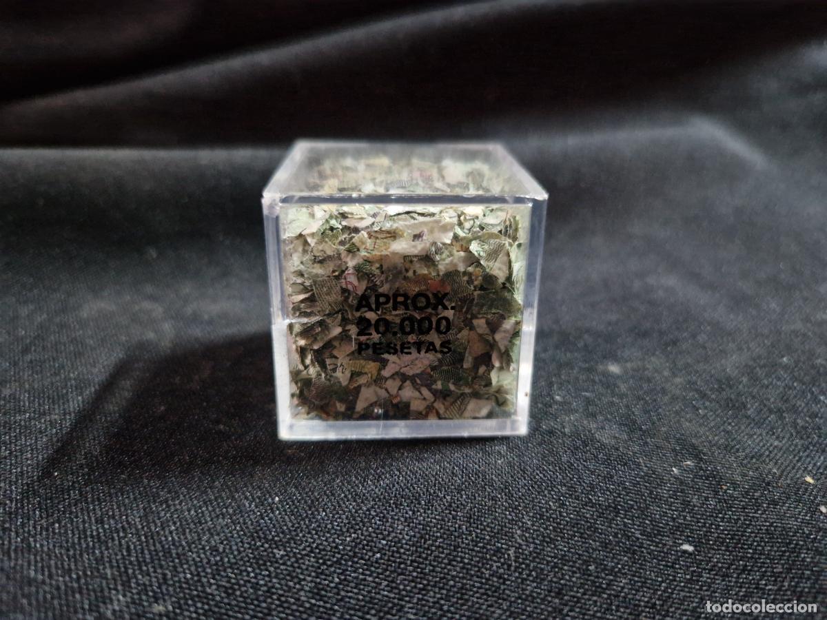 Segunda mano: BONITO CUBO DE BILLETES DECORATIVOS. APROX 2000 PESETAS.