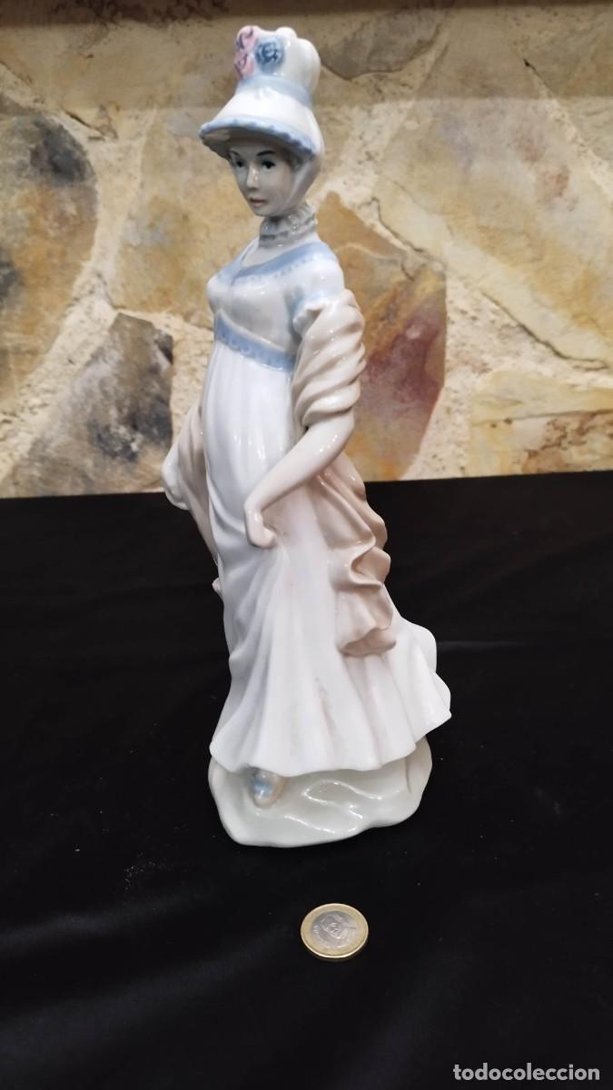 Segunda mano: Figura de dama de porcelana con sombrero y sombrilla