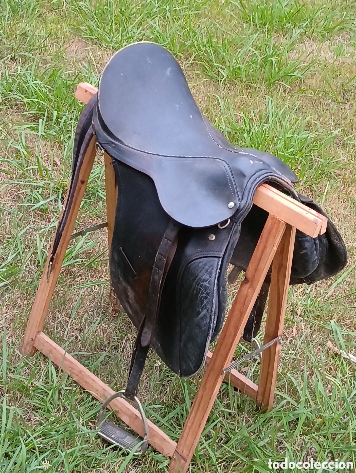 Segunda mano: Silla de montar de cuero con estribos
