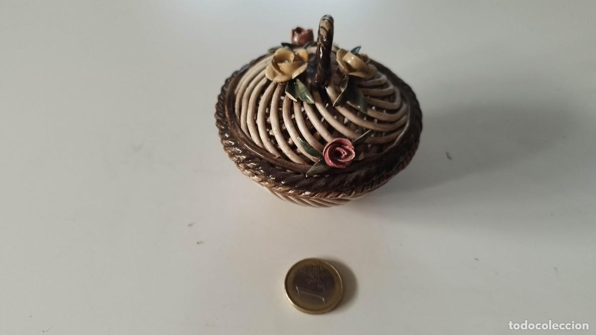 Segunda mano: Joyero de ceramica esmaltada Capodimonte Mollica con sello
