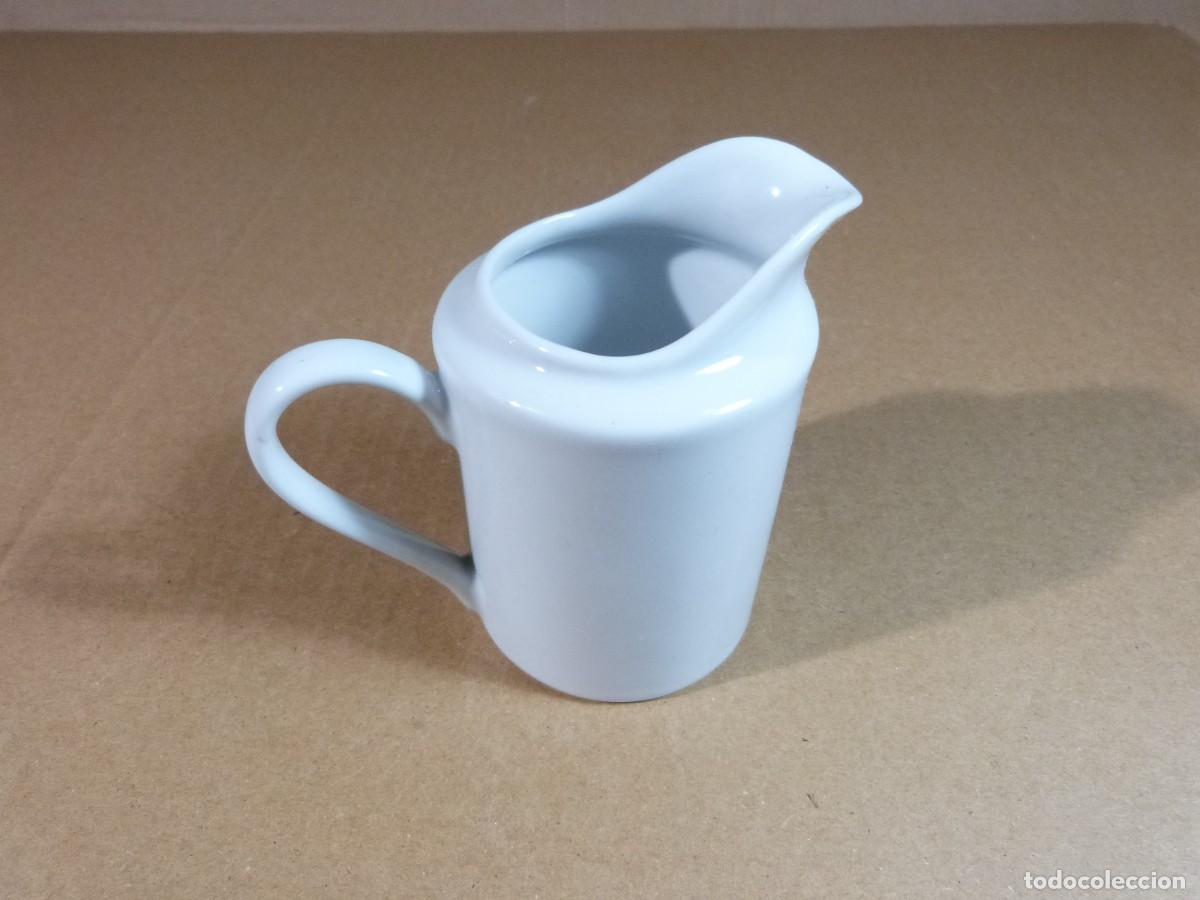 Segunda mano: Jarra de ceramica esmaltada blanca para leche - Firmada Mikasa