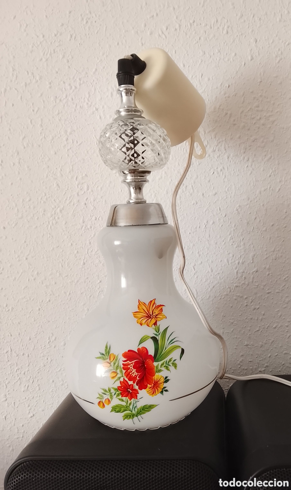 Segunda mano: Bonita l&aacute;mpara de opalina blanca con flores y filo dorado a&ntilde;os 50.