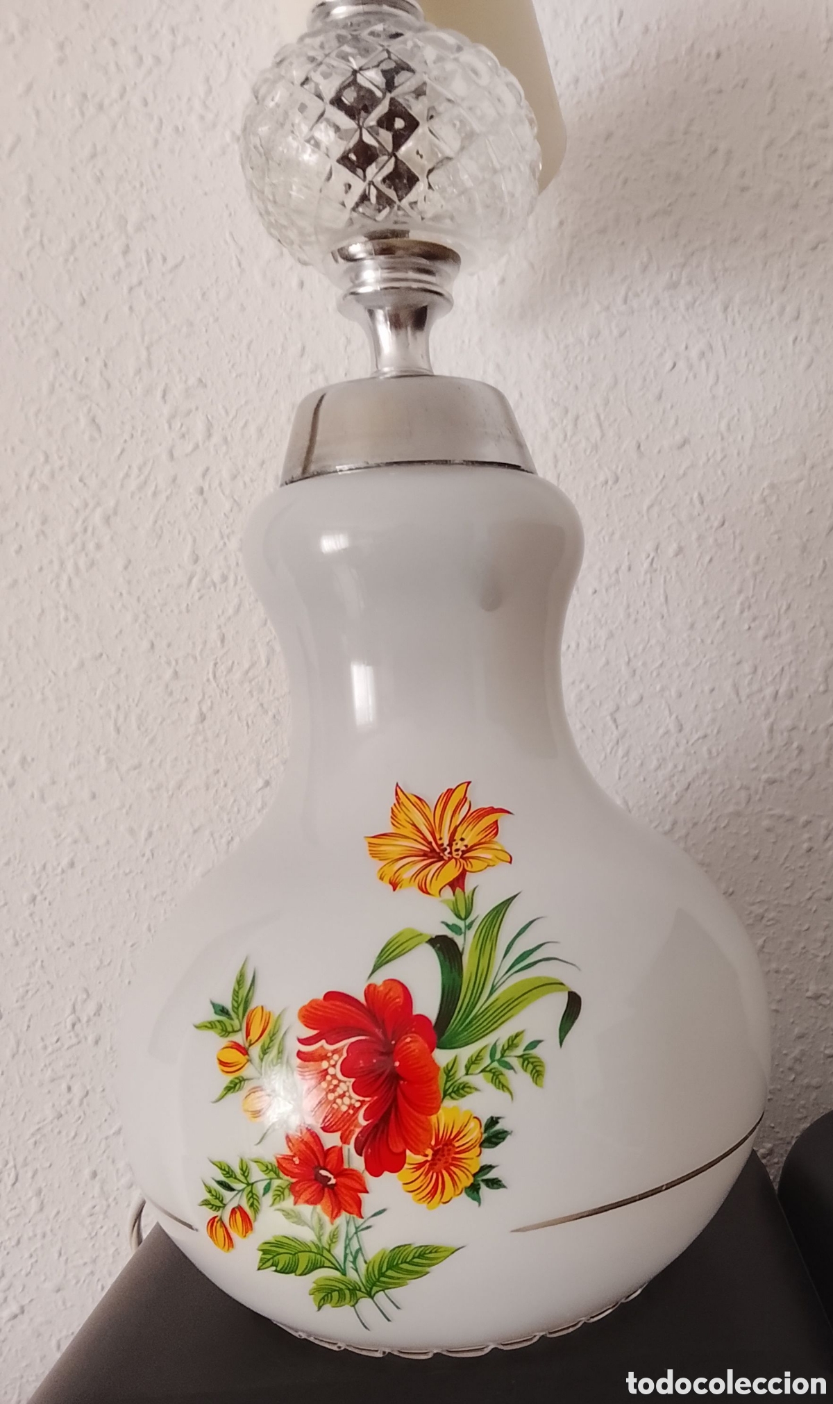 Segunda mano: Bonita l&aacute;mpara de opalina blanca con bola de cristal tallado, flores y filo dorado a&ntilde;os 50.