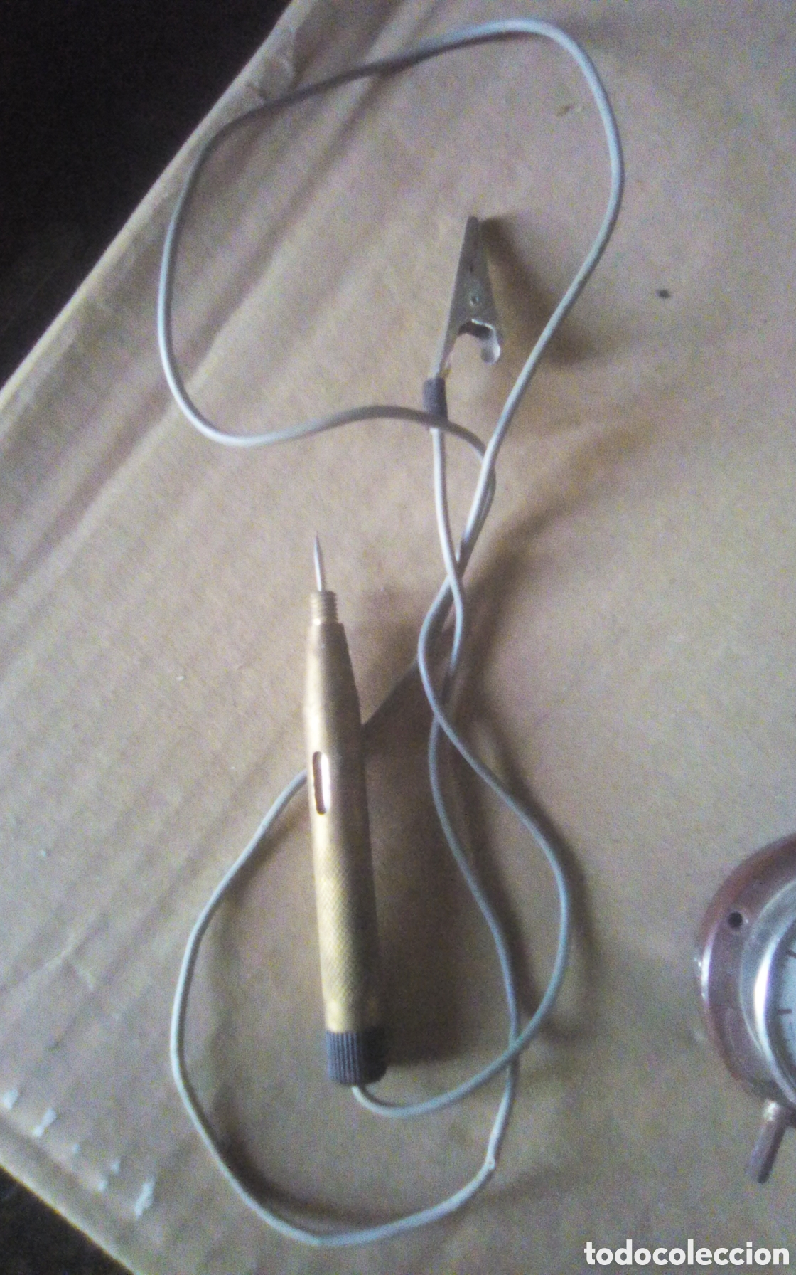 Segunda mano: Puntero de metal con un cable. Muy raro, desconozco su utilidad. Mide 11 cm.