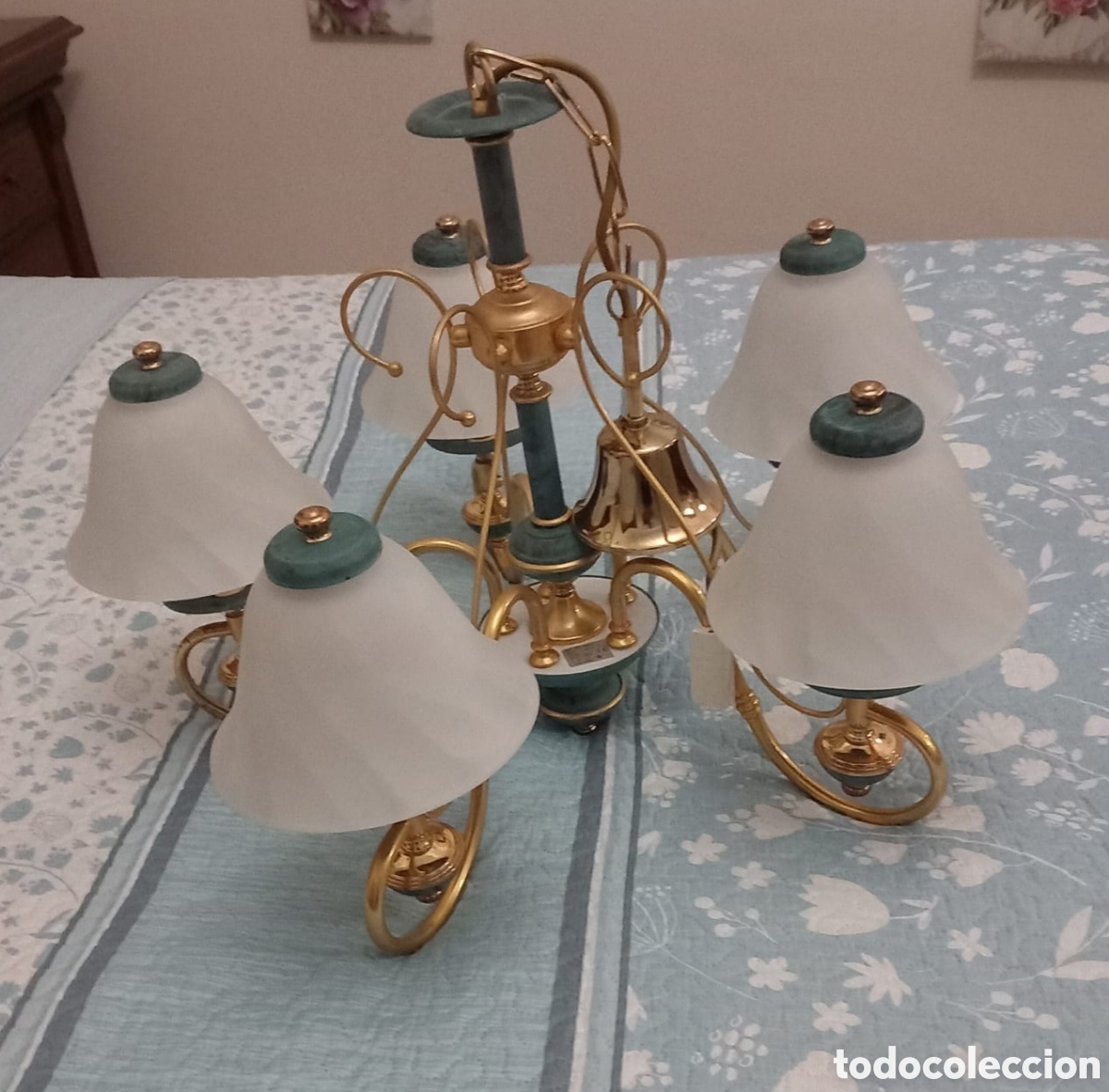 Segunda mano: L&aacute;mpara de comedor dorada y verde - Foto 3