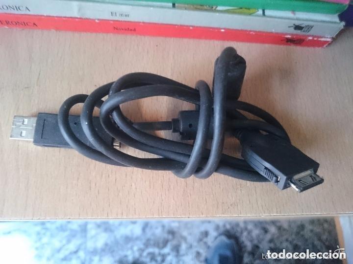 Segunda mano: CABLE NEGRO CON CLAVIJA USB Y LA OTRA PLANA PARA MOVILES O CAMARA FOTOS