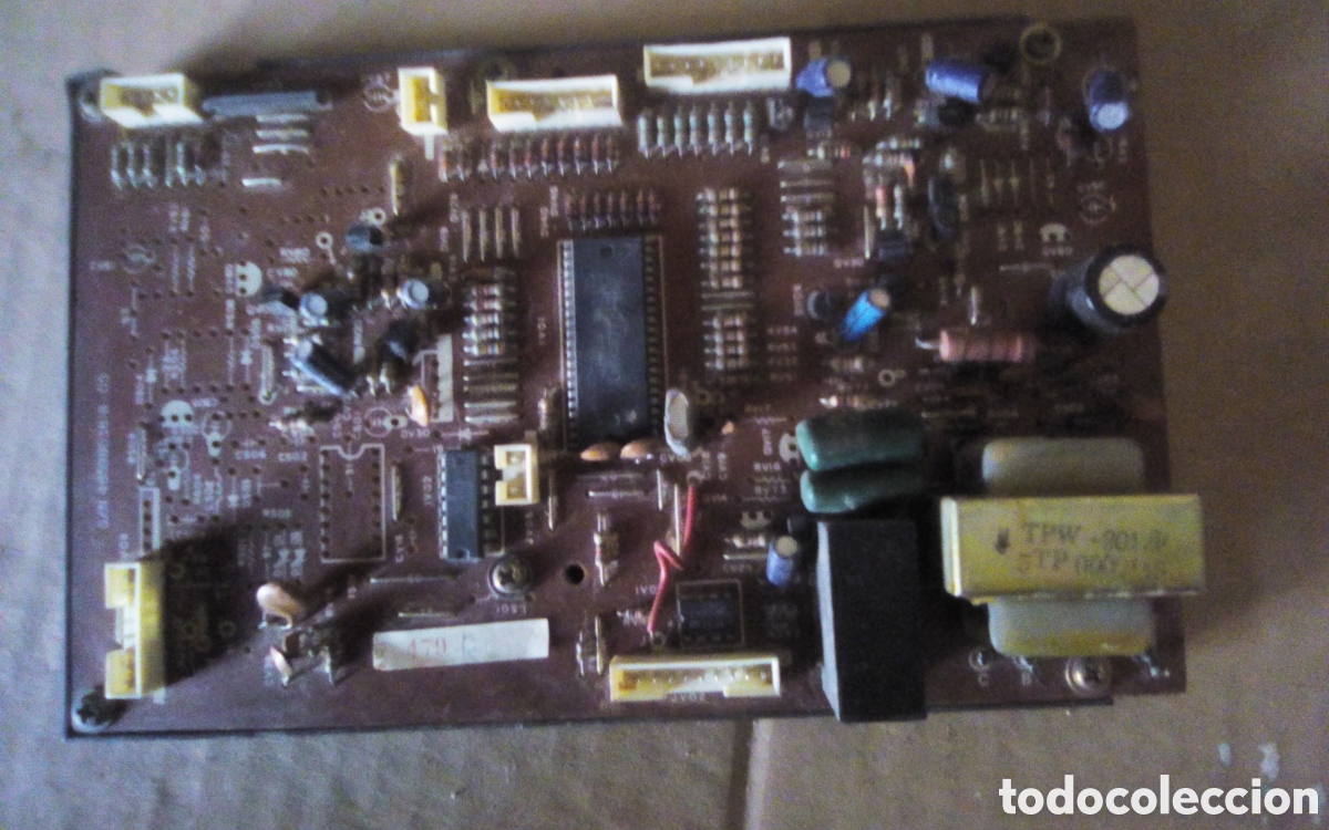 Segunda mano: Placa de circuitos impresos con componentes de un aparato electr&oacute;nico. TPW-2012. Mide 20 x 12 cm.