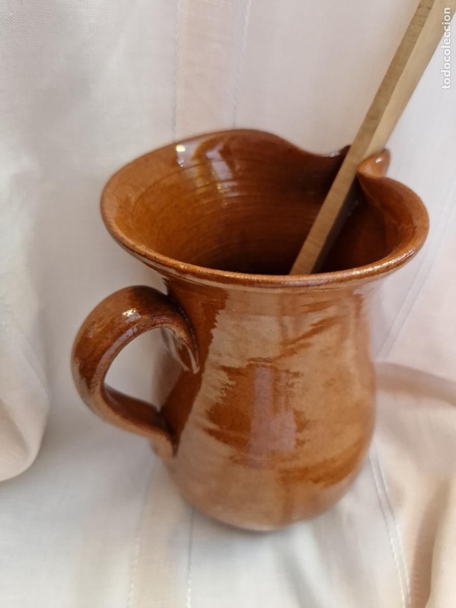 Segunda mano: BONITA JARRA DE VINO EN CERAMICA CON CUCHARA. MEDIDA 18*9CM