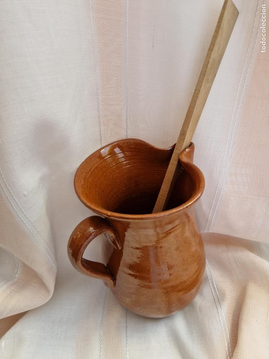 Segunda mano: BONITA JARRA DE VINO EN CERAMICA CON CUCHARA. MEDIDA 18*9CM
