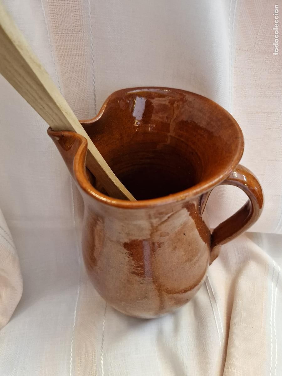 Segunda mano: BONITA JARRA DE VINO EN CERAMICA CON CUCHARA. MEDIDA 18*9CM