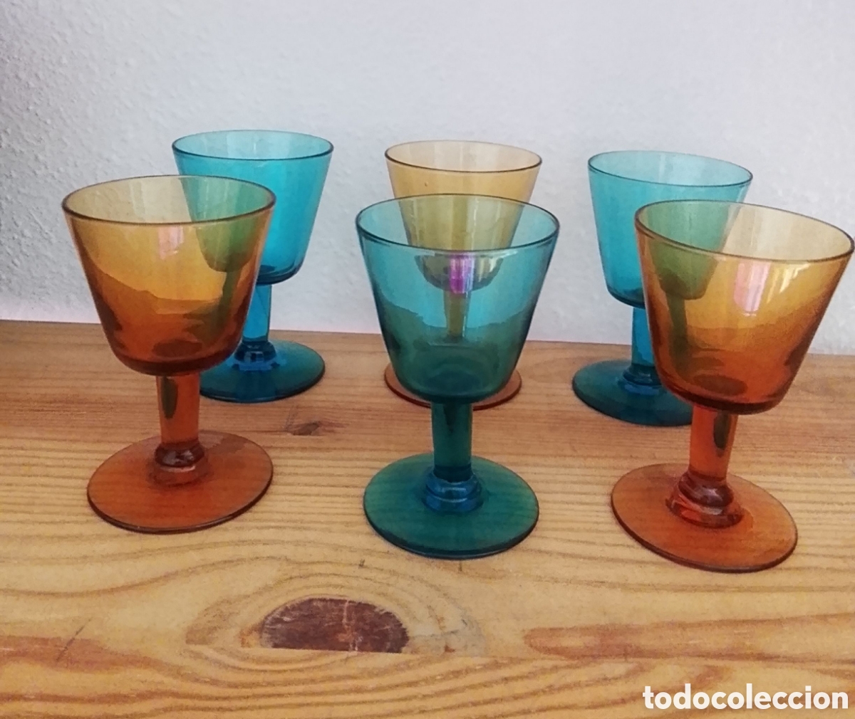 Segunda mano: Bonito y antiguo juego de 6 copas de cristal, tres azules y tres marr&oacute;n.