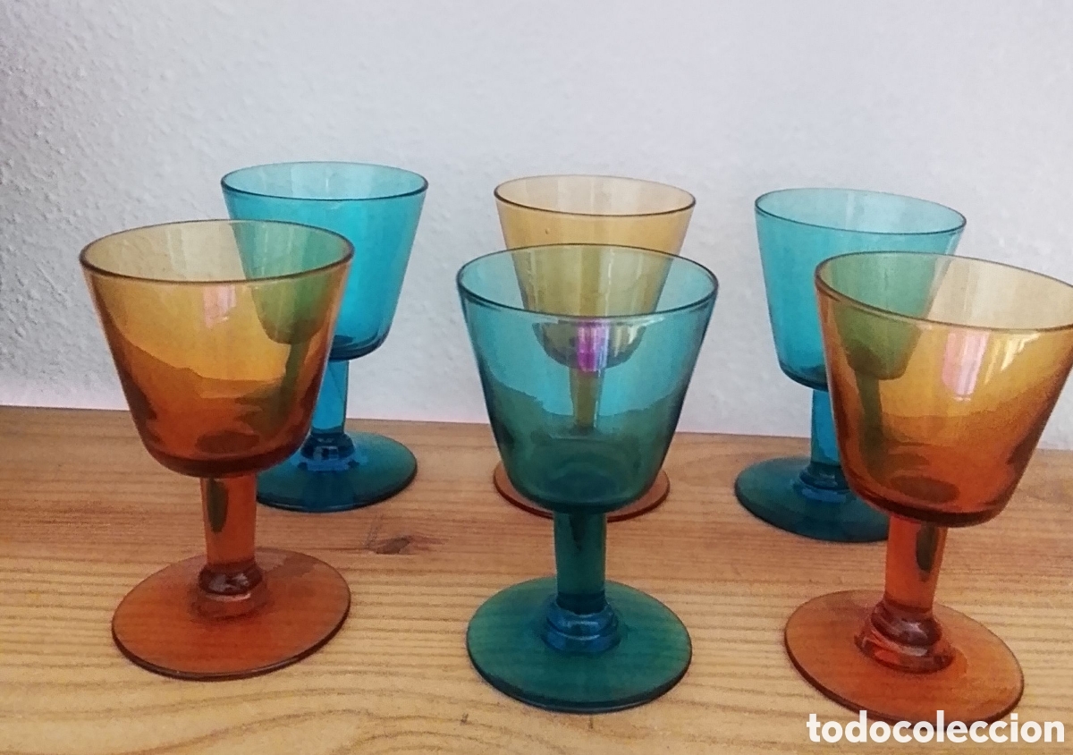 Segunda mano: Bonito y antiguo juego de 6 copas de cristal, tres azules y tres marr&oacute;n.