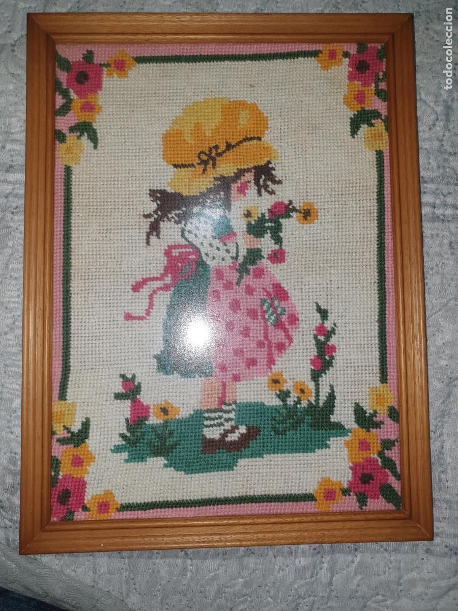 Segunda mano: Cuadro de punto de cruz ni&ntilde;a Dias felices, en un marco de madera y cristal protector 24 x 32 cm.