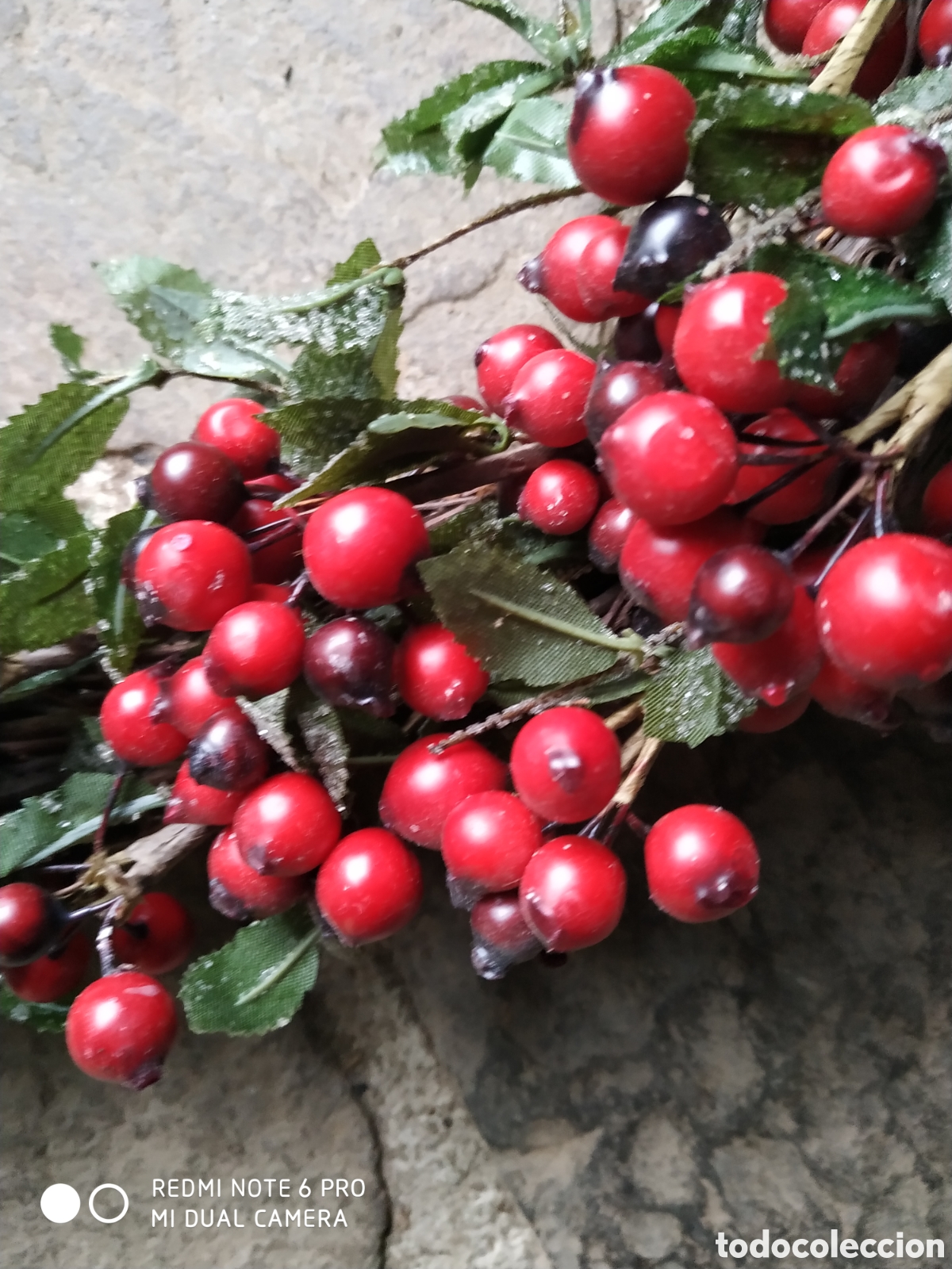 Segunda mano: Rueda de navidad decorada con bayas silvestres rojas - Foto 2