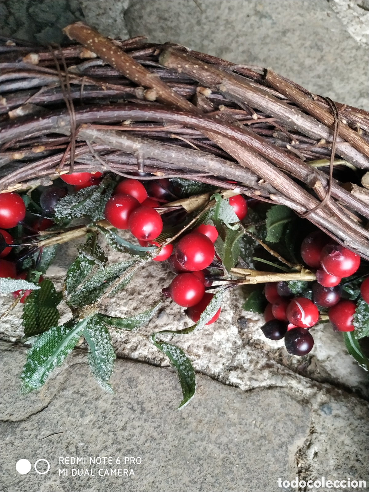 Segunda mano: Rueda de navidad decorada con bayas silvestres rojas - Foto 3