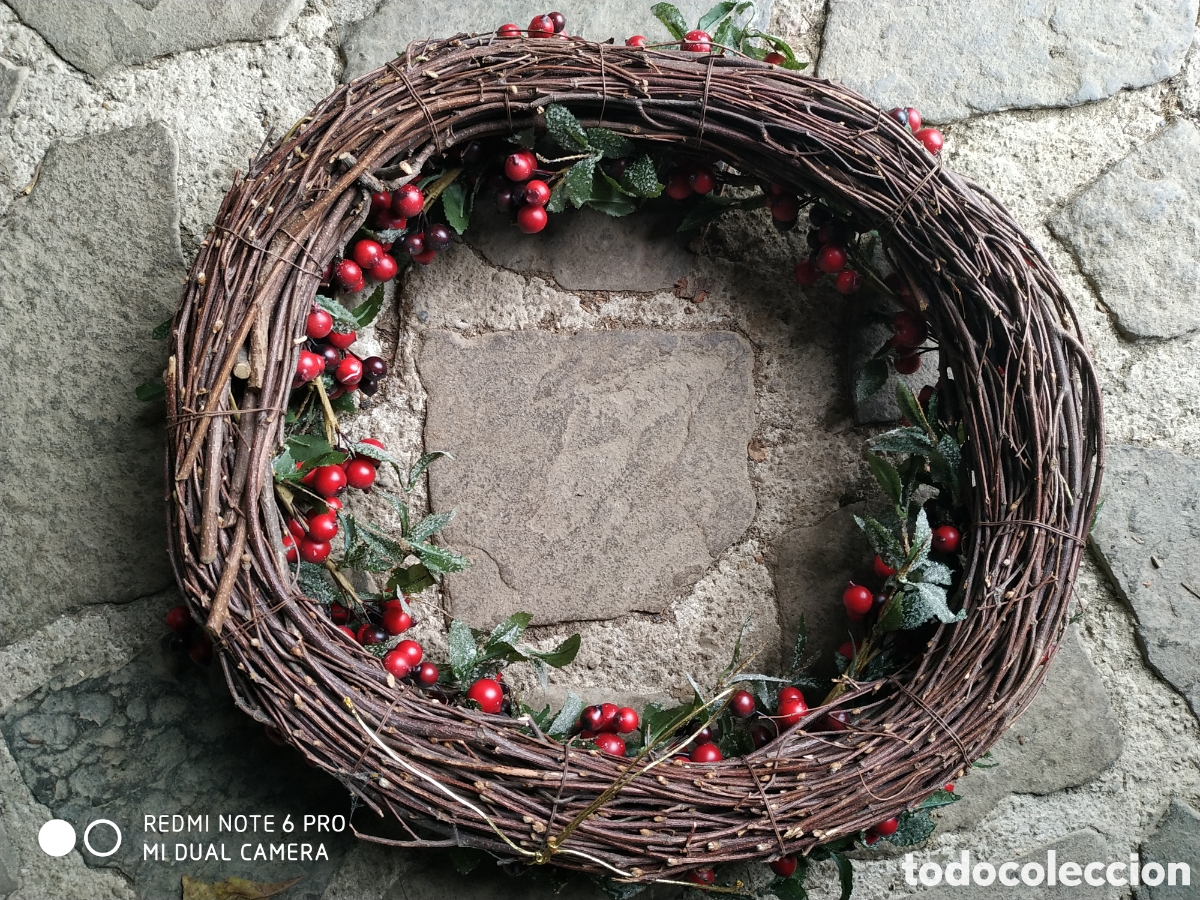 Segunda mano: Rueda de navidad decorada con bayas silvestres rojas - Foto 4