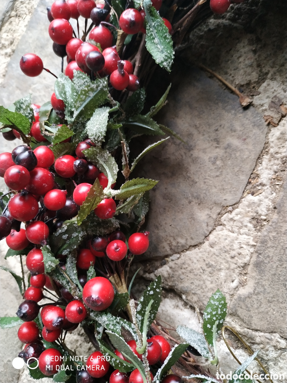 Segunda mano: Rueda de navidad decorada con bayas silvestres rojas - Foto 5