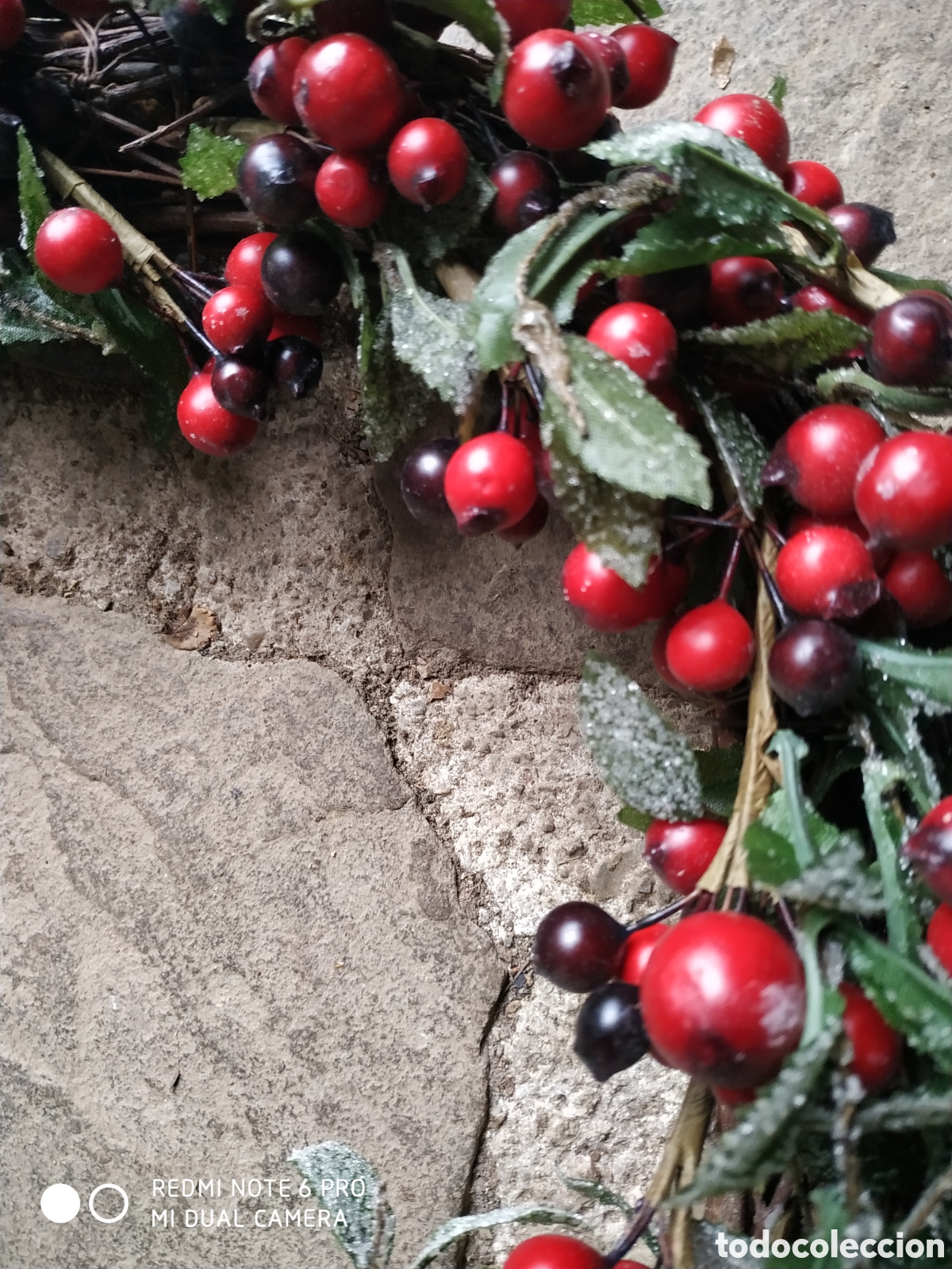 Segunda mano: Rueda de navidad decorada con bayas silvestres rojas - Foto 6